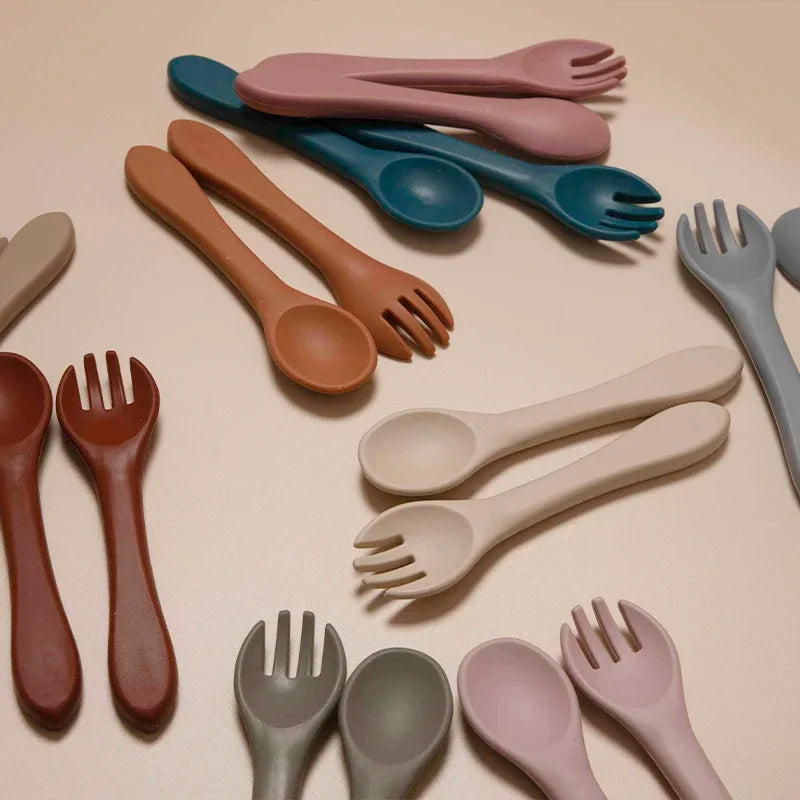 Juego de 2 unidades de tenedor cuchara de entrenamiento de bebé de silicona suave sin BPA, vajilla antideslizante de seguridad para niños, accesorios de alimentación para niños pequeños
