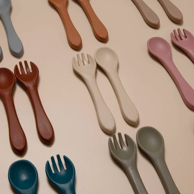 Juego de 2 unidades de tenedor cuchara de entrenamiento de bebé de silicona suave sin BPA, vajilla antideslizante de seguridad para niños, accesorios de alimentación para niños pequeños